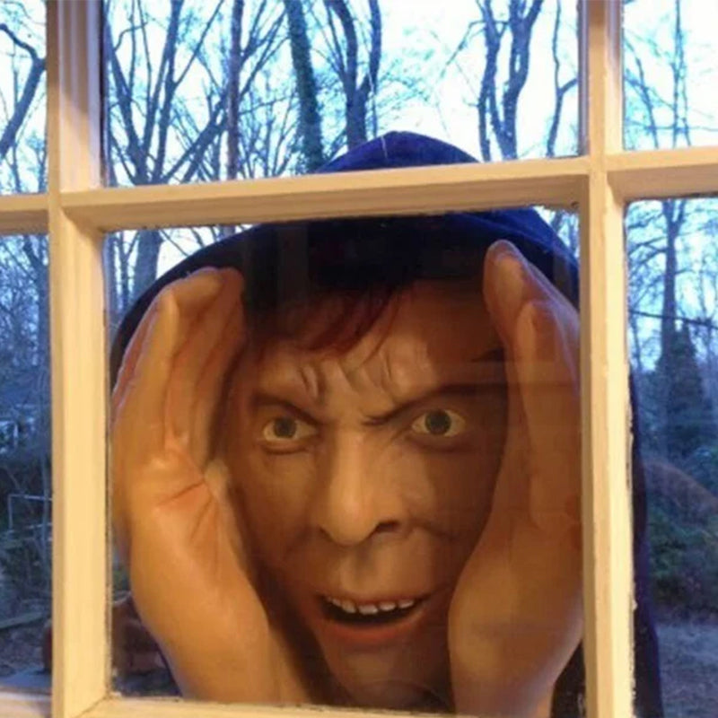 Prie lango tvirtinama šiurpi kaukė