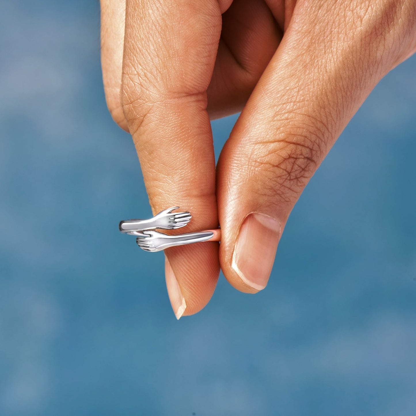 "Apkabinimo" žiedas