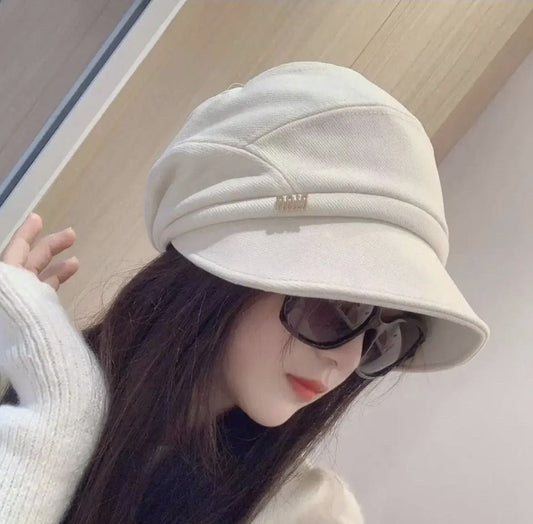 Moteriška beretė su snapeliu: Elegantiška ir šiuolaikiška!