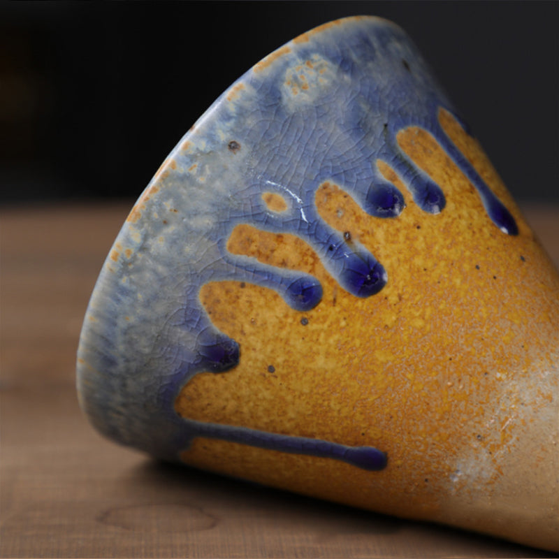 Kūgio formos keraminis puodelis