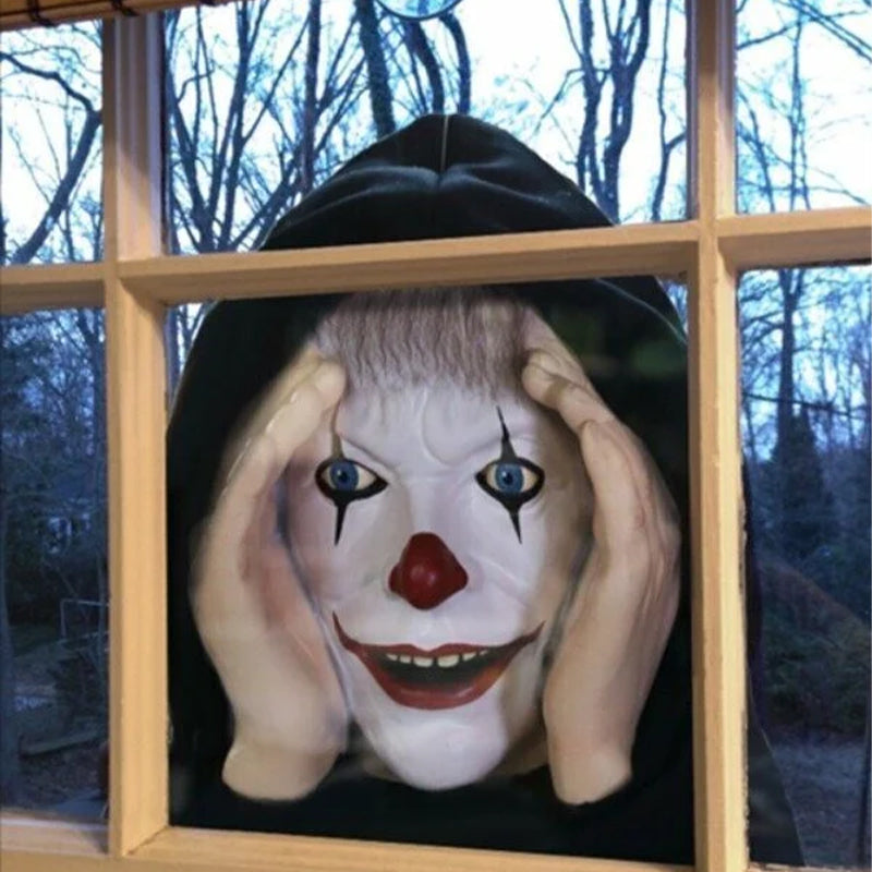 Prie lango tvirtinama šiurpi kaukė