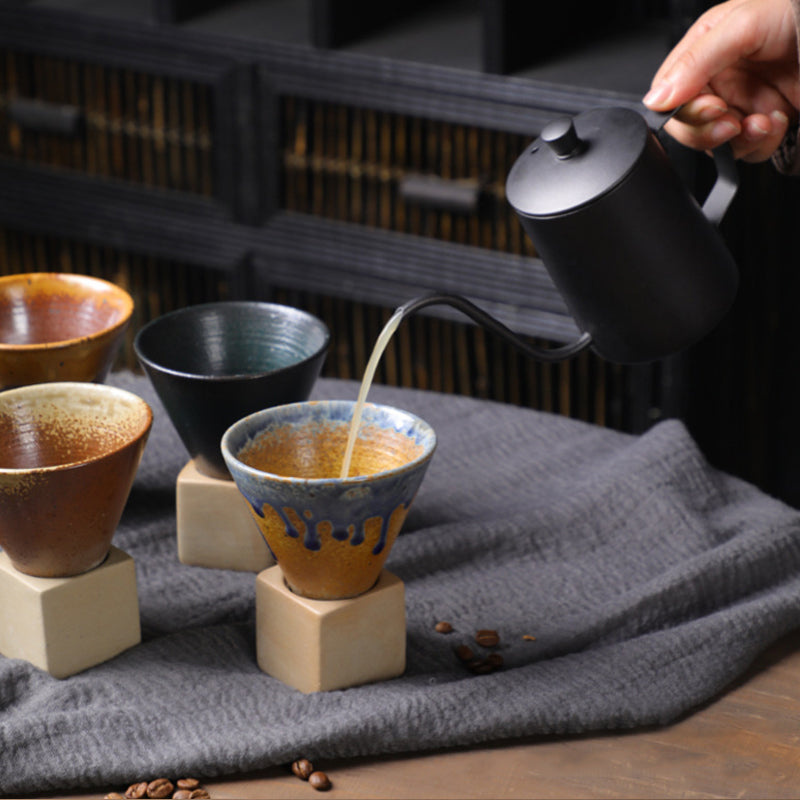 Kūgio formos keraminis puodelis