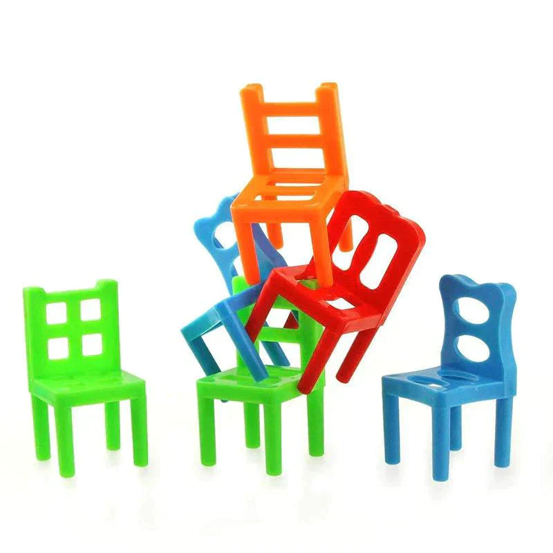 \ChairGame™\" - balansavimo žaidimas su kėdžių bokštu"