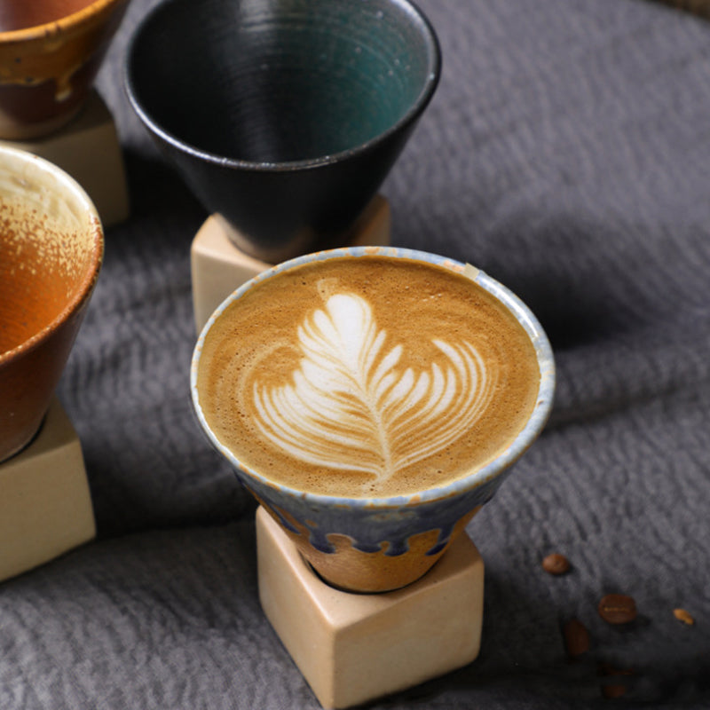 Kūgio formos keraminis puodelis