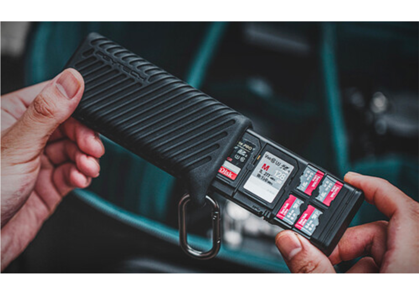 Didelės spartos atminties kortelių skaitytuvo dėklas