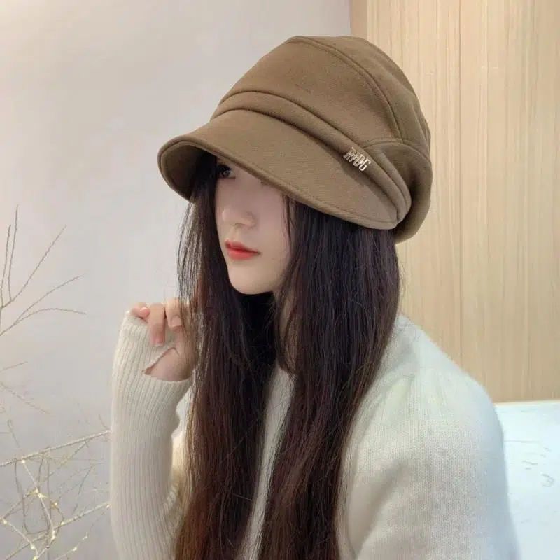 Moteriška beretė su snapeliu: Elegantiška ir šiuolaikiška!