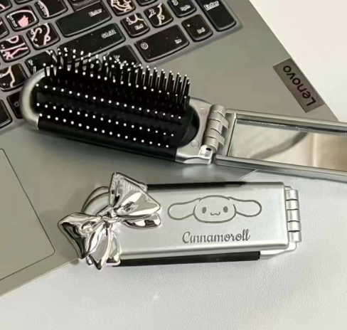 Sulankstomos šukos ir veidrodėlis