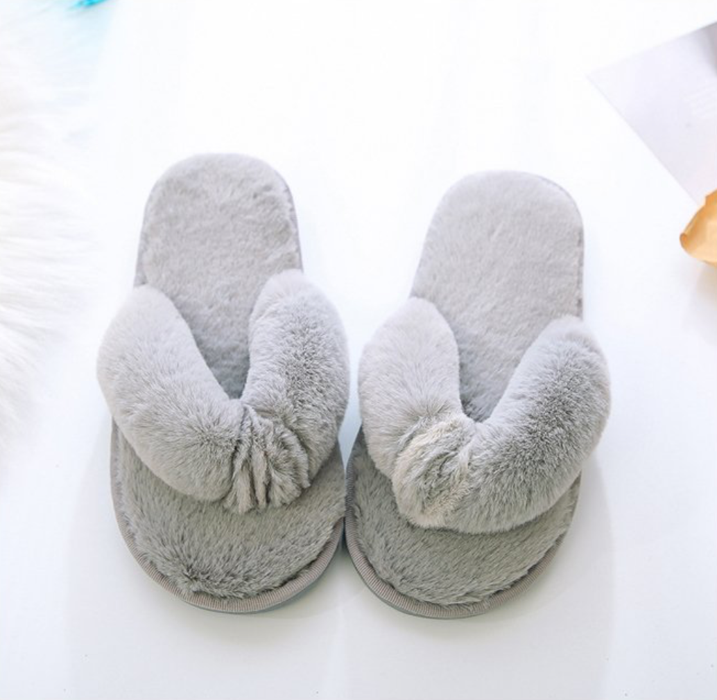 Pūkuotos moteriškos šlepetės