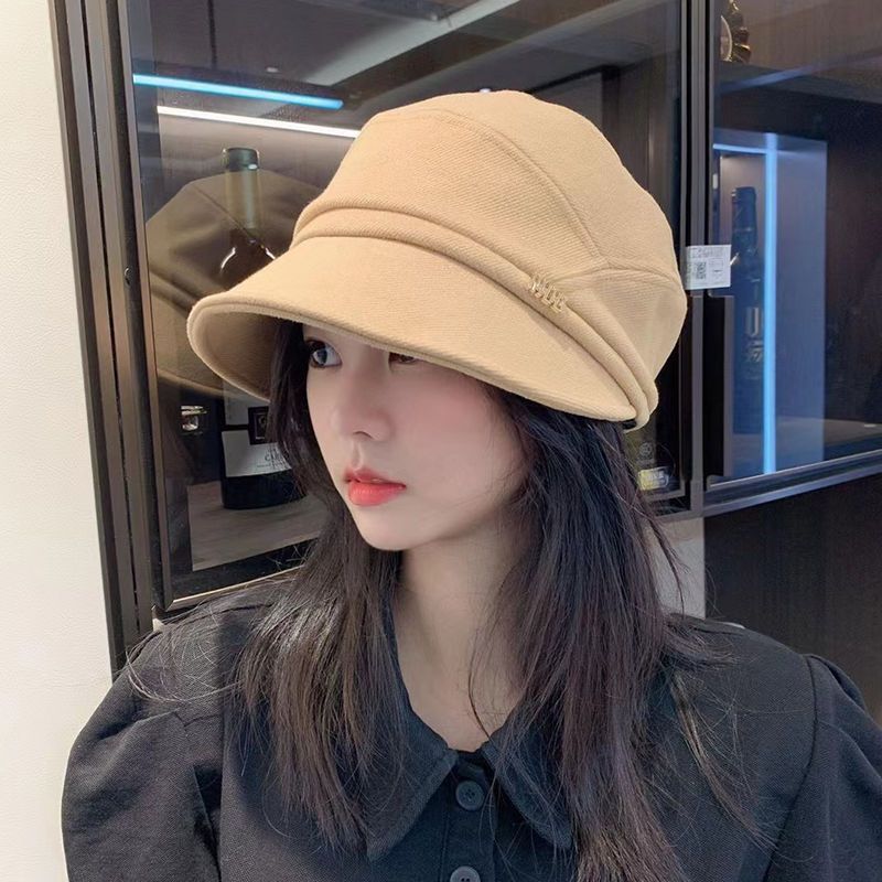 Moteriška beretė su snapeliu: Elegantiška ir šiuolaikiška!