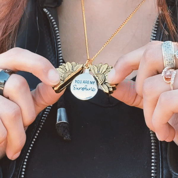 Saulėgrąžos pakabukas su paslėpta žinute