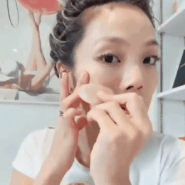 Rožinio kvarco veido masažuoklis Gua Sha