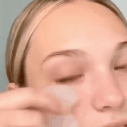 Rožinio kvarco veido masažuoklis Gua Sha