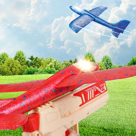 Skraidantis lėktuvas su paleidimo šautuvu