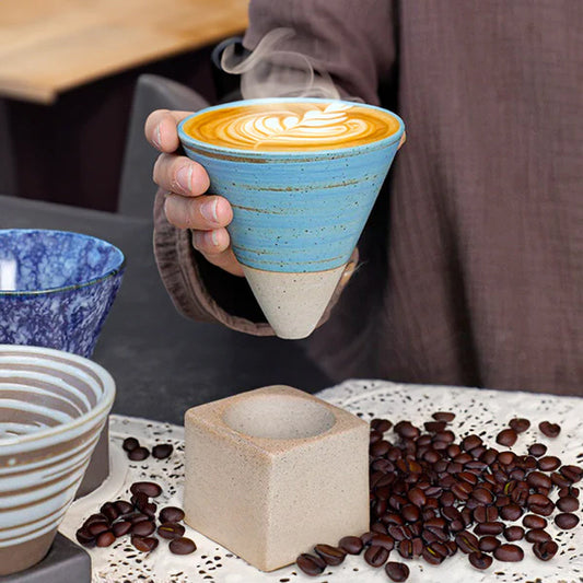 Kūgio formos keraminis puodelis