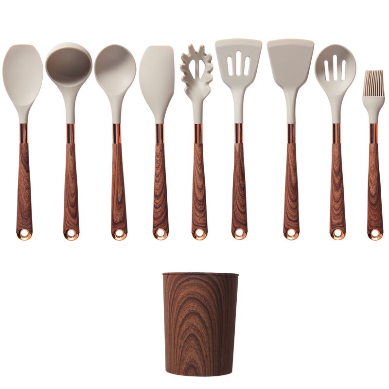 Šviesių silikoninių virtuvės įrankių rinkinys su medinėmis rankenomis ir metaliniais akcentais.