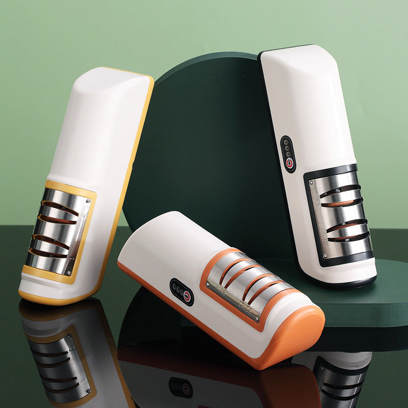 Trijų modernių, baltų, blizgių prietaisų su metaliniais akcentais rinkinys.