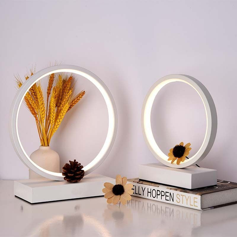 Naktinis šviestuvas prie lovos