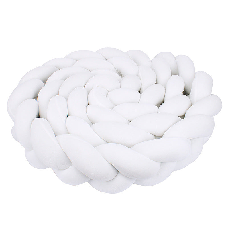 Baltas, pynimo formos, minkštas ir tekstūriškas kilimėlis, sukurtas komfortui.