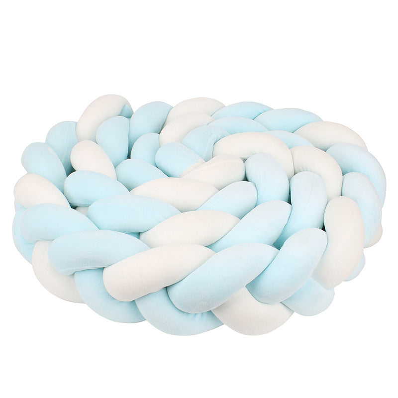 Minkštas, mėlynas ir baltas pintas pagalvėlė, su švelnia tekstūra.