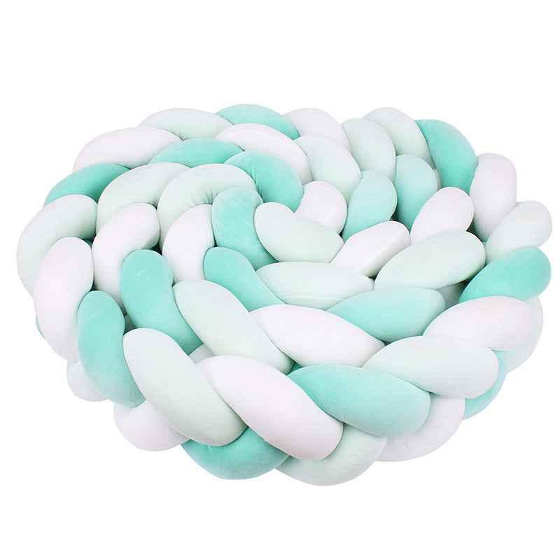 Minkštas, pynimo formos, melsvai žalias ir baltas, aksominis dekoratyvinis elementas.