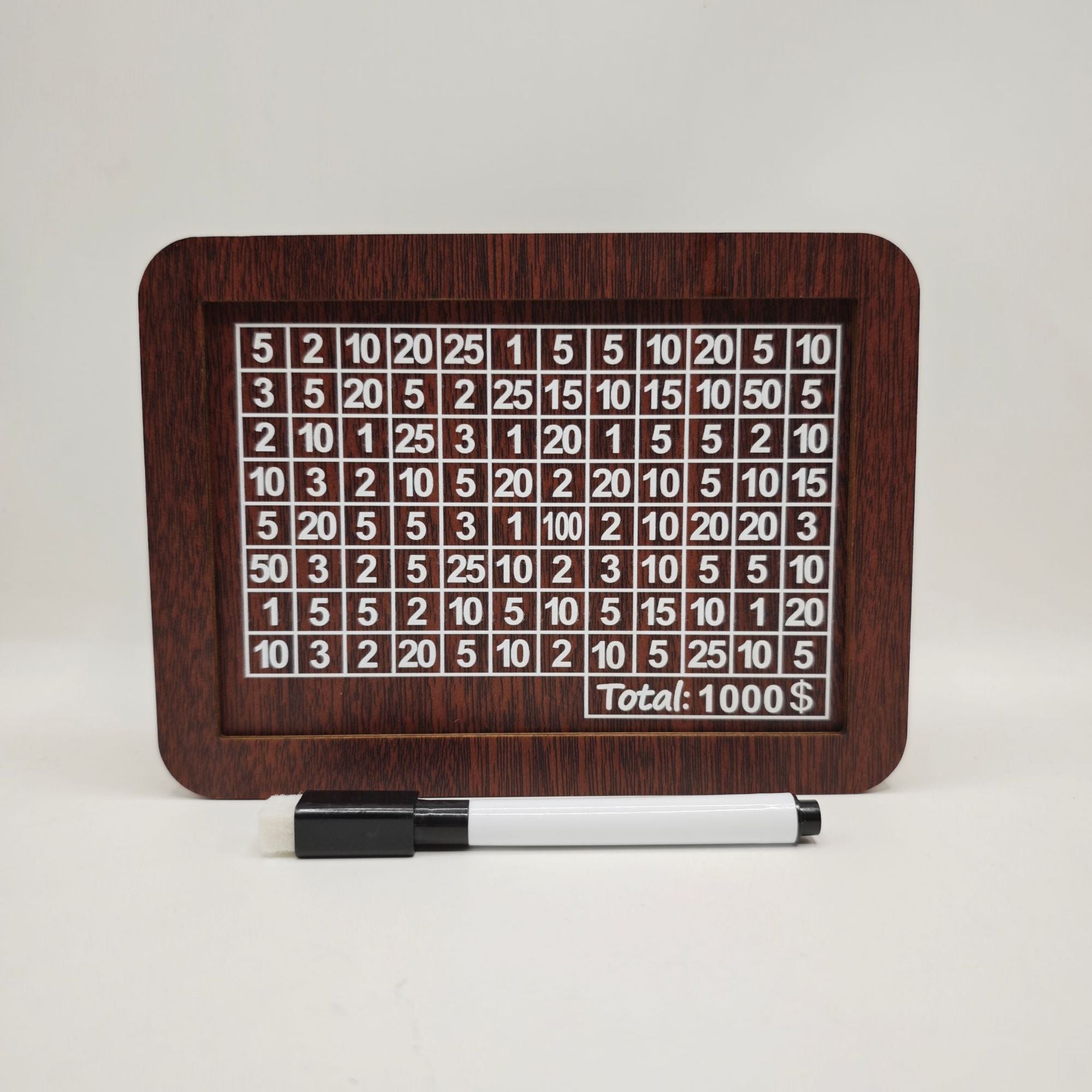 Medinis skaičių lentelė su baltomis raidėmis, šalia juodas rašiklis.