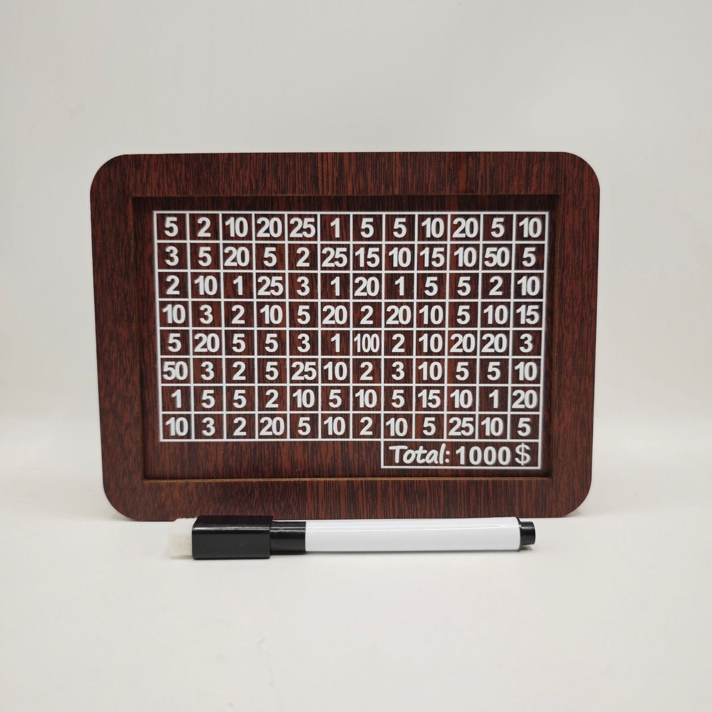 Medinis skaičiavimo lentelės rėmas, tamsiai rudos spalvos, su baltomis skaičių eilutėmis.