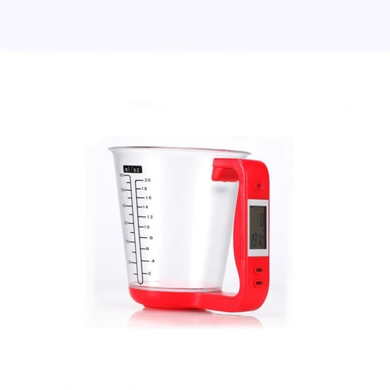 Raudonas skaitmeninis matavimo puodelis su skaidriu kūnu ir matavimo žymėmis.