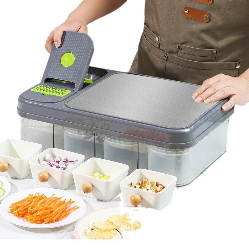 Virtuvinis įrankis su pilku korpusu ir metaliniu paviršiumi, supjaustyti ingredientai.