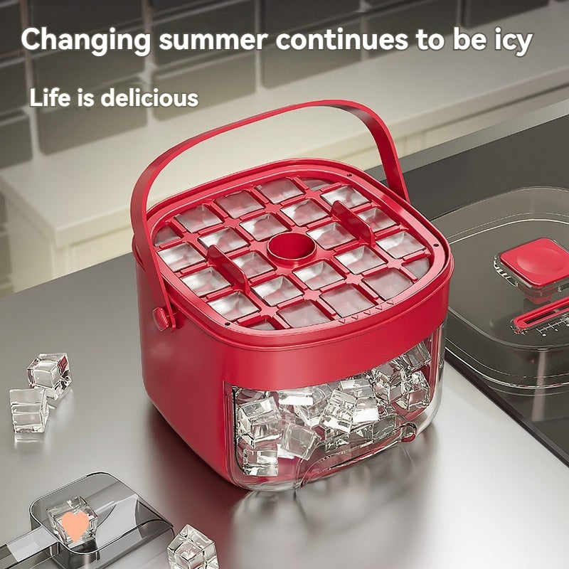 Raudonas kvadratinis ledo indas su skaidriu dugnu, užpildytas ledo kubeliais.