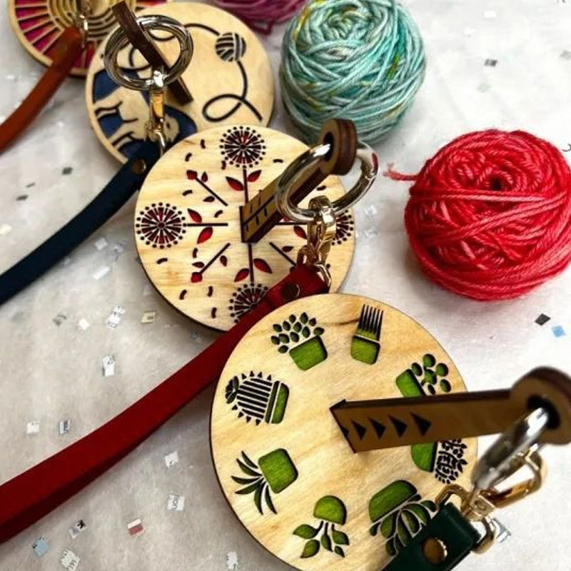 Pakabinamas siūlų ritės laikiklis