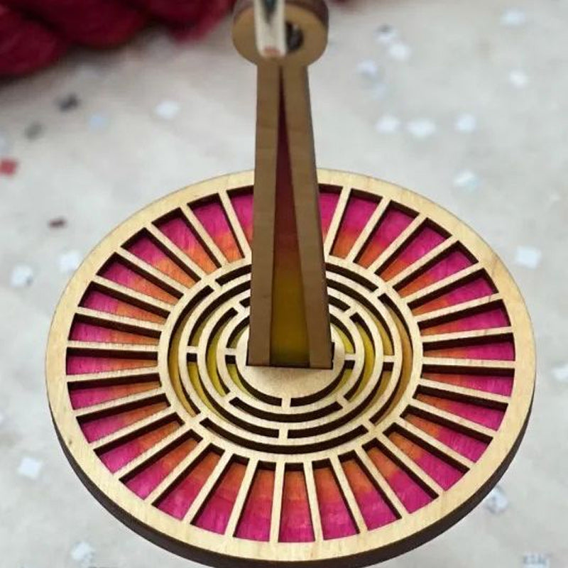 Pakabinamas siūlų ritės laikiklis