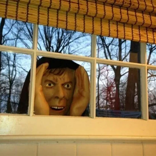 Prie lango tvirtinama šiurpi kaukė