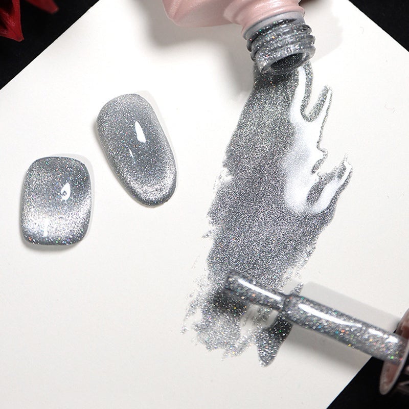 Tamsoje švytintis nagų lakas