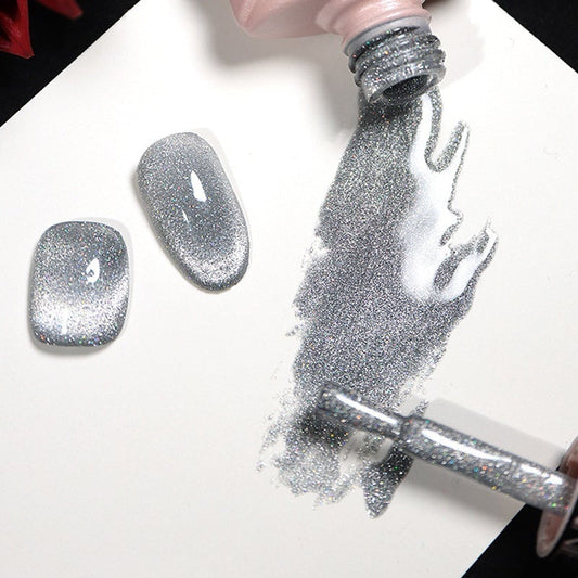 Tamsoje švytintis nagų lakas