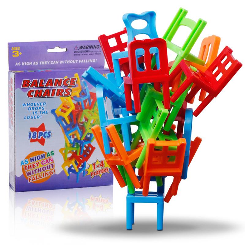 \ChairGame™\" - balansavimo žaidimas su kėdžių bokštu"