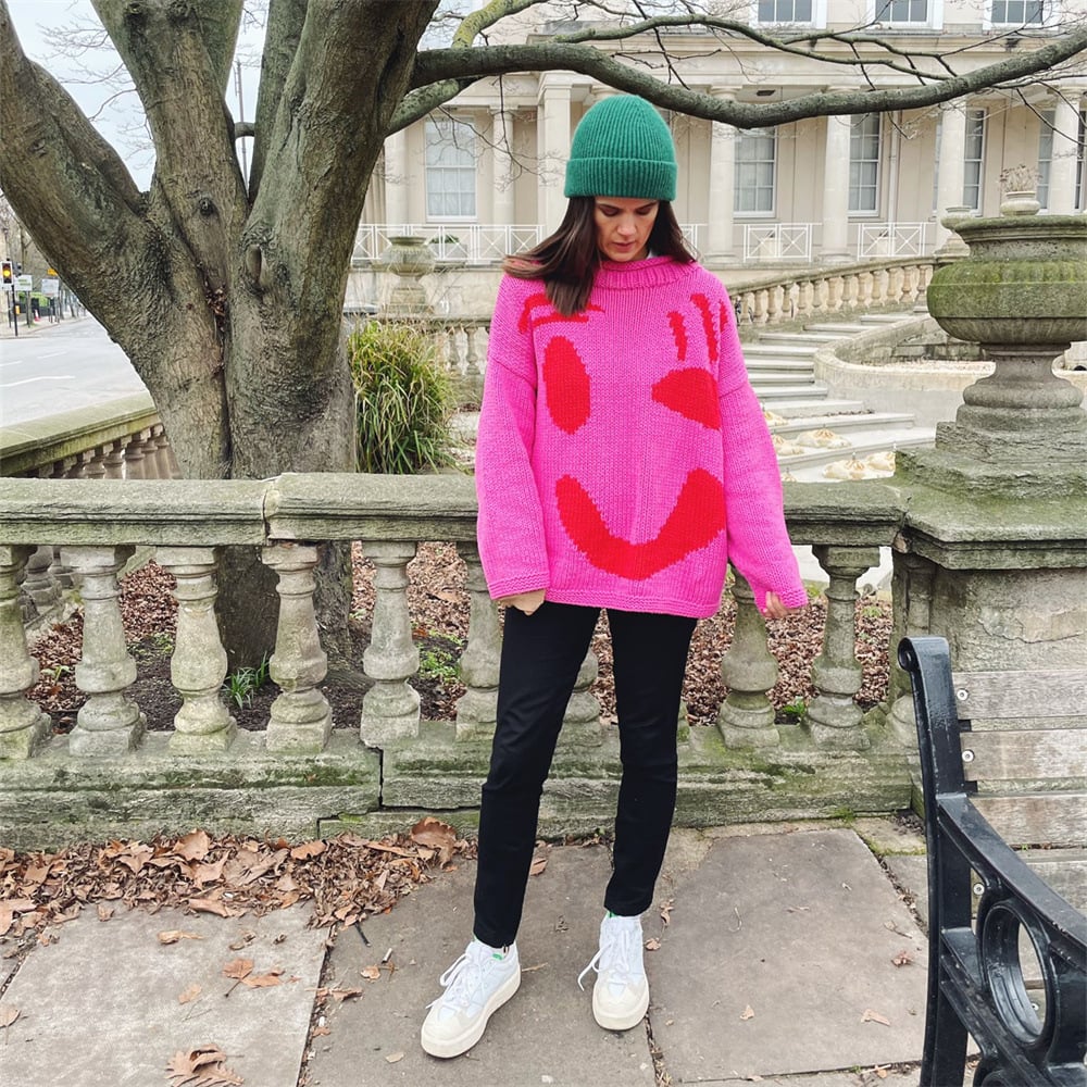 Moteriškas platėjantis megztinis