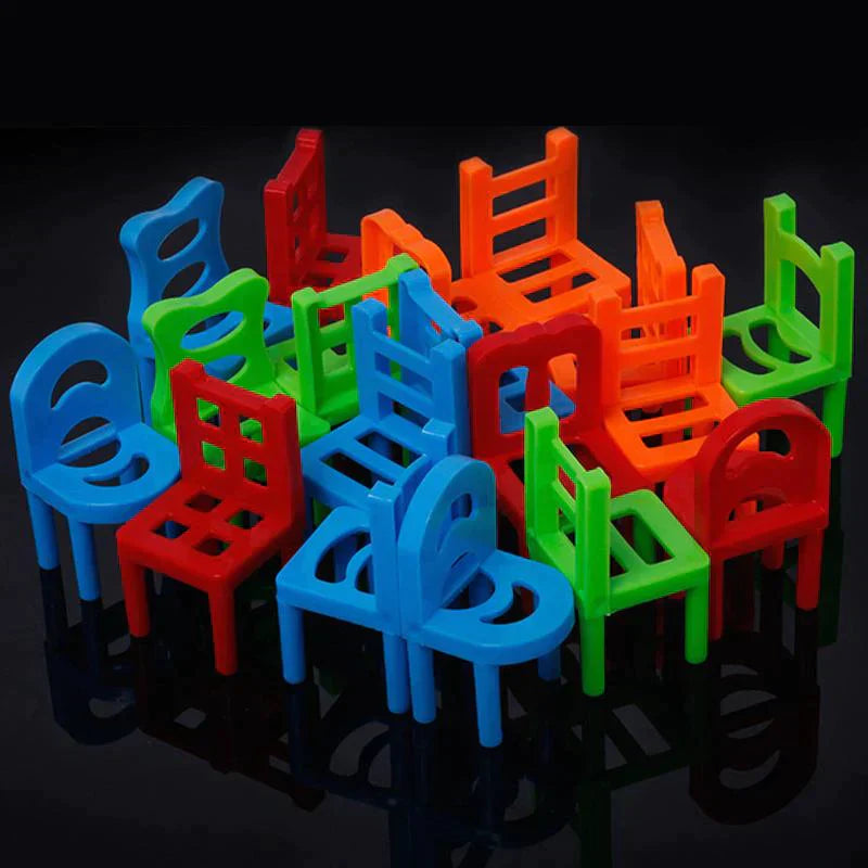 \ChairGame™\" - balansavimo žaidimas su kėdžių bokštu"