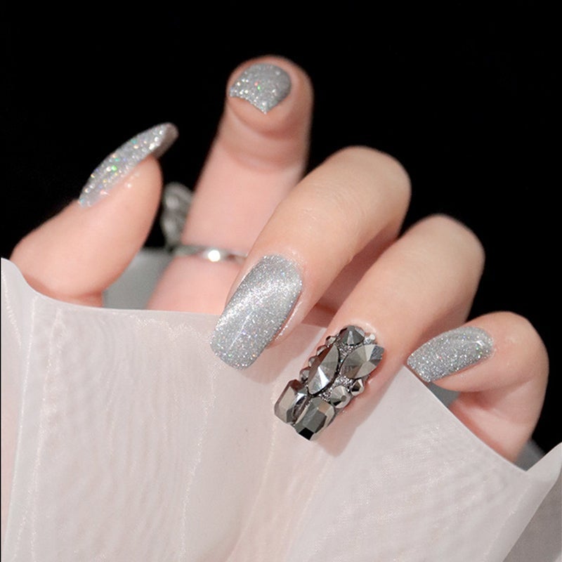 Tamsoje švytintis nagų lakas