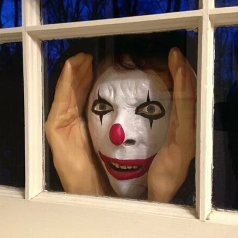 Prie lango tvirtinama šiurpi kaukė