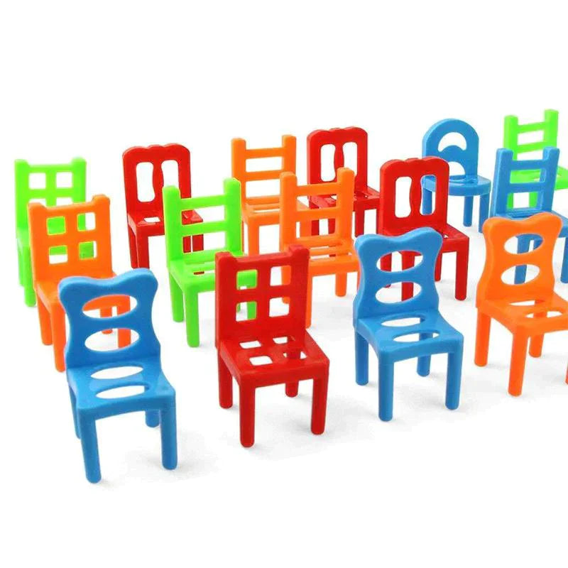 \ChairGame™\" - balansavimo žaidimas su kėdžių bokštu"