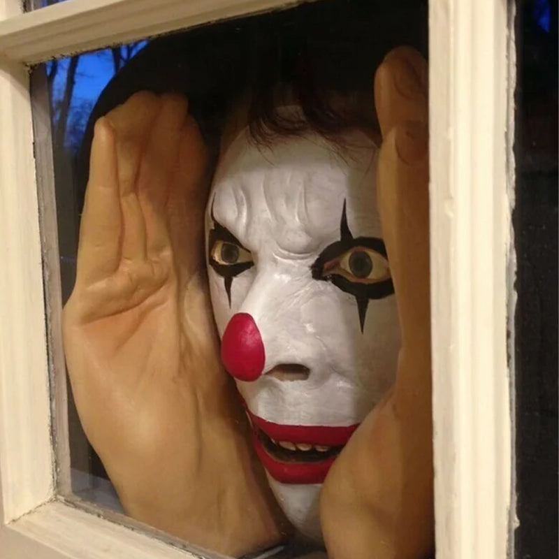 Prie lango tvirtinama šiurpi kaukė