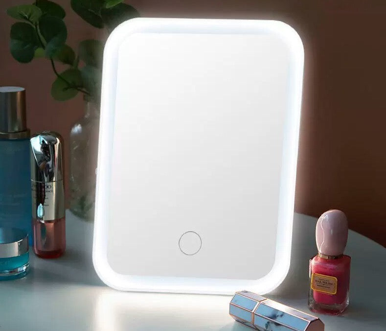LED įkraunamas veidrodėlis
