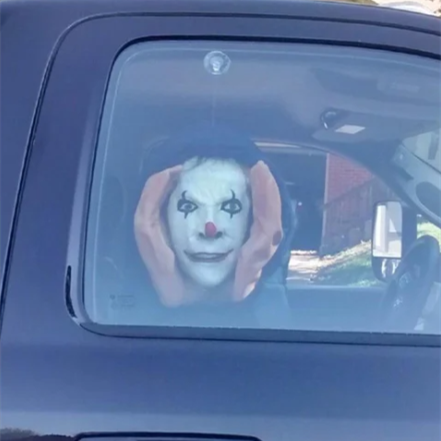 Prie lango tvirtinama šiurpi kaukė