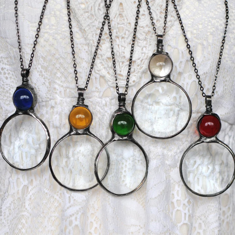 Kaklo vėrinys su padidinamu stiklu