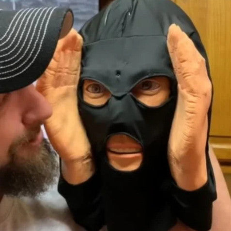 Prie lango tvirtinama šiurpi kaukė