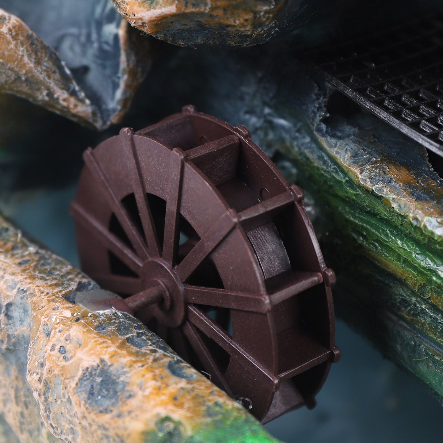 Dekoratyvinis augalas su vandens fontanėliu