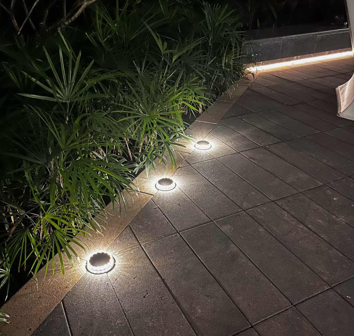 LED žibintai su saulės baterija (4 vnt.)