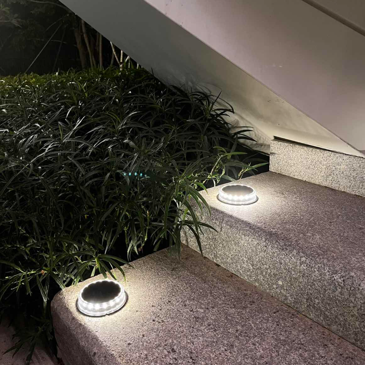 LED žibintai su saulės baterija (4 vnt.)