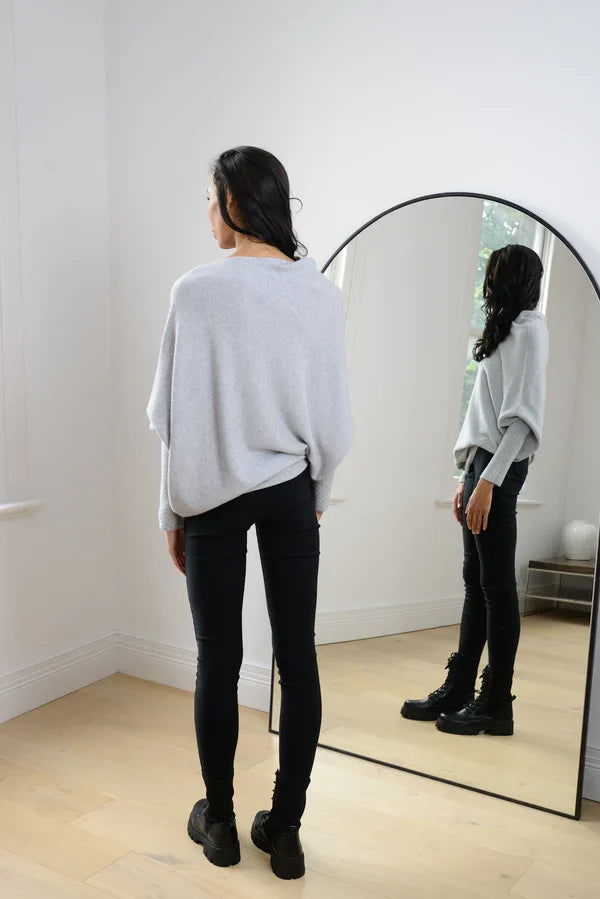 Asimetriškas megztinis moterims