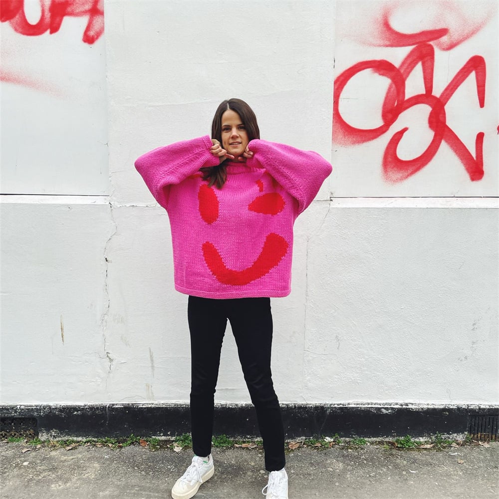 Moteriškas platėjantis megztinis